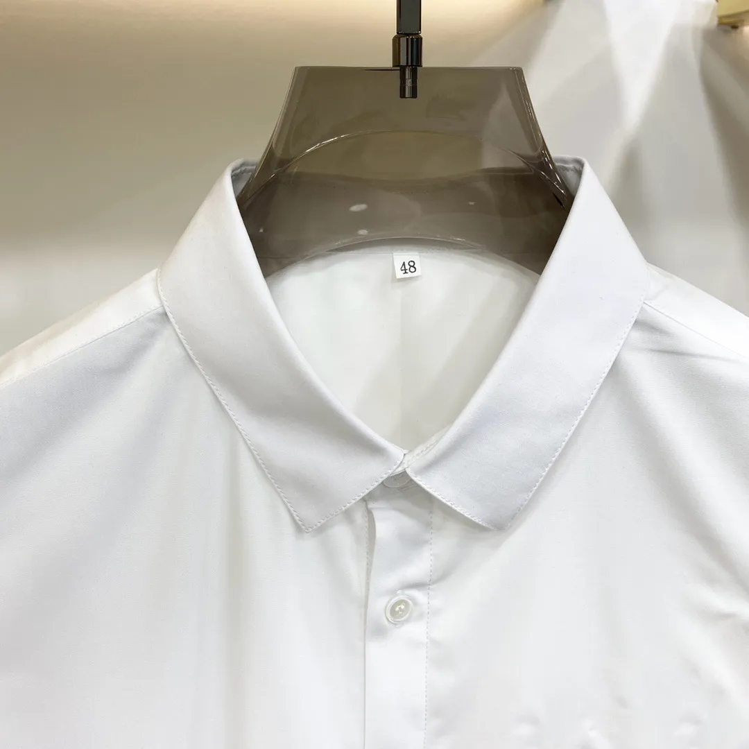 The latest series of short-sleeved shirts from LP's official website for spring and summer. They are made of high-quality premium European cotton fabrics, which are refreshing and breathable. They are quite wide and stylish, with exquisite stitching and three-dimensional shape. They always provide a very high wearing experience! The counter is slim-fitting and has an arc-shaped hem, giving you a relaxed and handsome look! Suitable for any occasion, it brings aura to any occasion, highly recommended👍 Normal Size: 39-44
